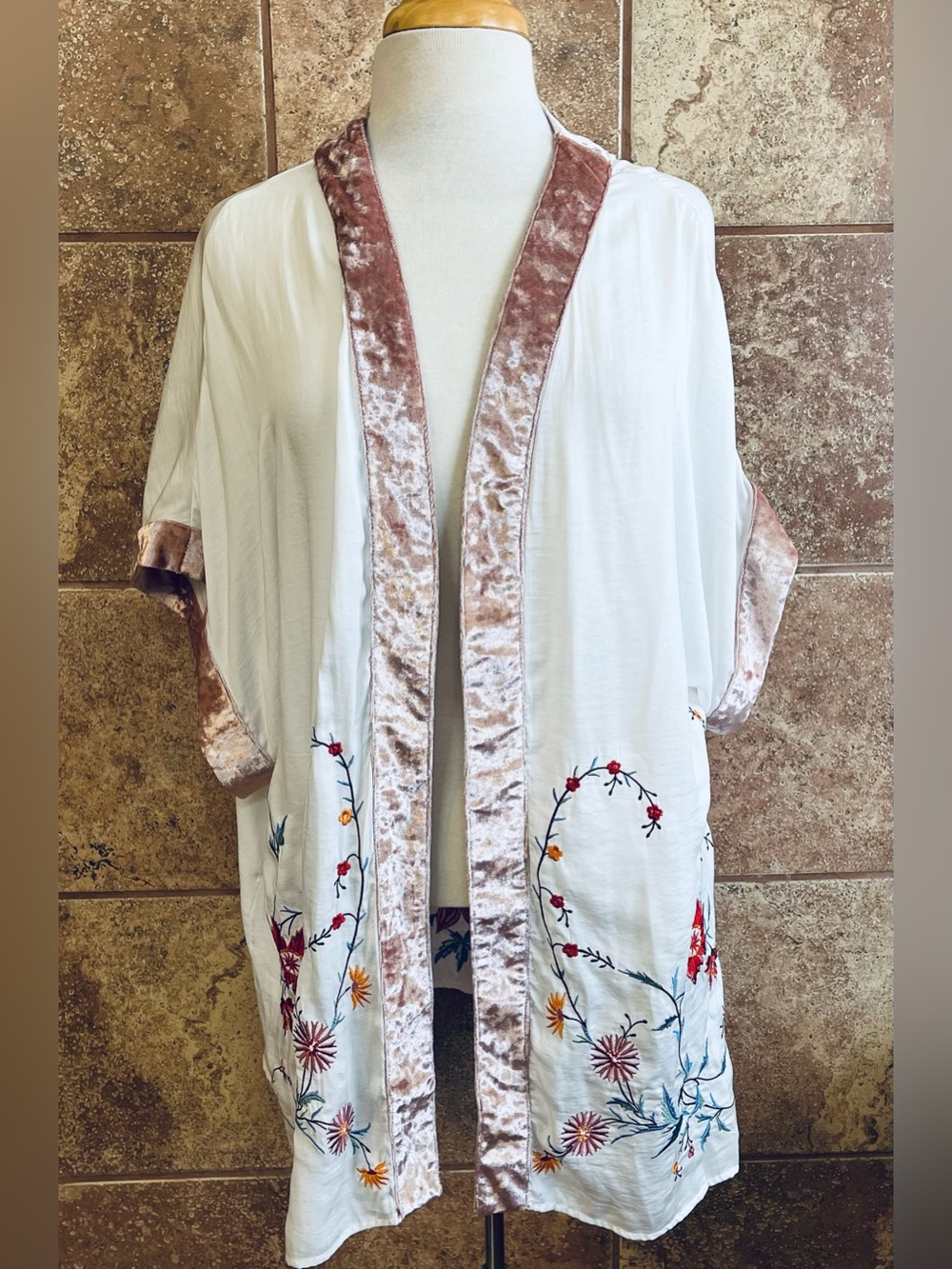Entro White Embroidered Kimono Jacket with Blush Velvet Trim Size 2X NWT